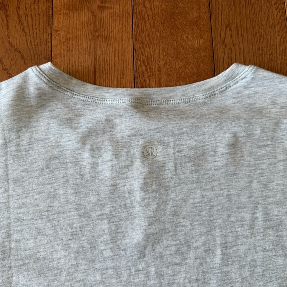 Lululemon NWT size 6 Cates Tee
Heathered Core Ultra Light Grey - Picture 5 of 8
